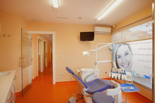 Dental Area. Centro de IMPLANTOLOGIA DENTAL